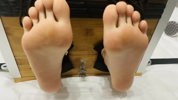【瓜你太美】超怕痒玉足天花板合法萝莉小妍