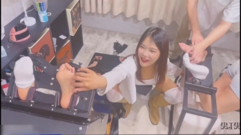 灯火大师同时挠两个女生