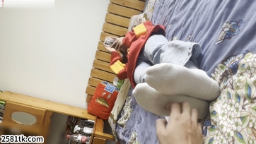 05年南方大一妹子38码嫩脚初次被tk，脚很怕痒