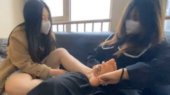 AKB-被闺蜜骗来联手挠可爱怕痒脚心