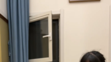 戴眼罩的裸足女孩