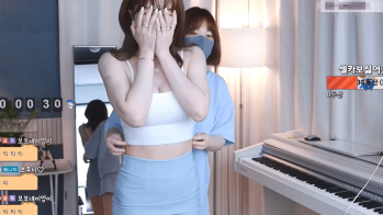 用tk瘙痒惩罚怕痒的韩国女主播