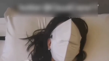 白衬衫女孩挠全身